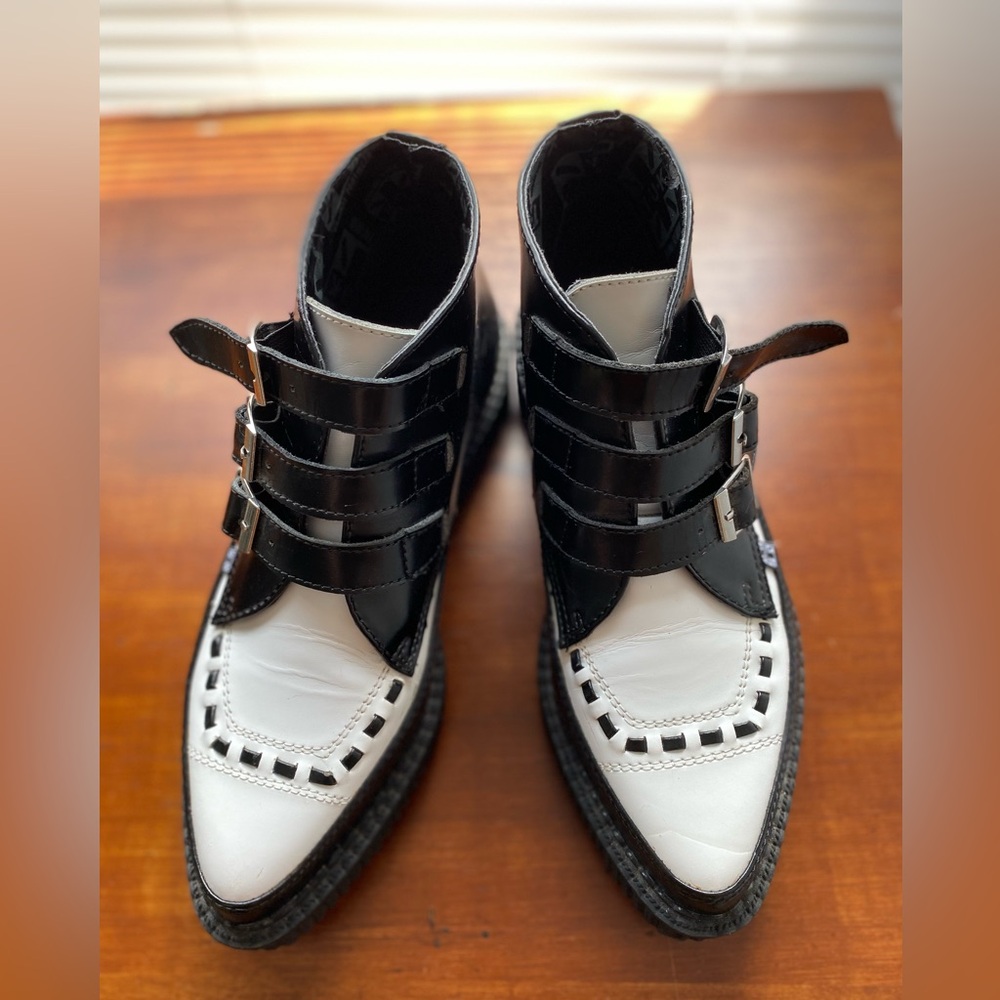 Black and White Pointed TUK Creepers